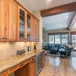 Ski-in Ski-out 4br W- Deck, Hot Tub, & Crib
