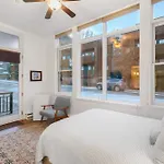 3 Bedroom 3 Bathroom Walking Distance To The Gondola *