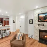 3 Bedroom 3 Bathroom Walking Distance To The Gondola Holiday home *