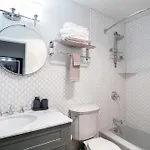 Holiday home One Block Walk To Gondola, Lockers Downstairs, River Trail Close By!