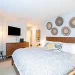 Holiday home One Block Walk To Gondola, Lockers Downstairs, River Trail Close By! *