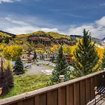 Centrally Located In Town, 2 Bed And 2 Bath Manitou Is A Must Holiday home