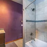 Centrally Located In Town, 2 Bed And 2 Bath Manitou Is A Must Holiday home *