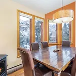 Holiday home Centrally Located In Town, 2 Bed And 2 Bath Manitou Is A Must