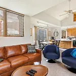 Experience Luxury At Alpenglow At Holiday home