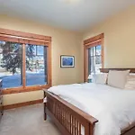 Ski-in Ski-out 4br W- Deck, Hot Tub, & Crib Holiday home