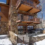 Stylish Condo With Hot Tub And Gym Access