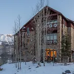 Luxury Lorian Lookout With Plenty Of Amenities