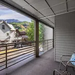 Riverfront, Blocks To - Mtn Views, Hot Tub At Viking 217 Apartment *