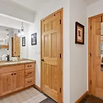 Riverfront, Blocks To - Mtn Views, Hot Tub At Viking 217 Apartment *