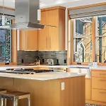 Depot Luxury Townhome: Rooftop Hot Tub & Gondola Access