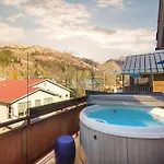 Holiday home Depot Luxury Townhome: Rooftop Hot Tub & Gondola Access