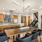 Depot Luxury Townhome: Rooftop Hot Tub & Gondola Access Holiday home *