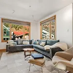 Holiday home Depot Luxury Townhome: Rooftop Hot Tub & Gondola Access *