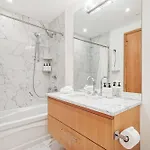 Depot Luxury Townhome: Rooftop Hot Tub & Gondola Access *