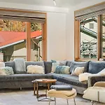 Depot Luxury Townhome: Rooftop Hot Tub & Gondola Access