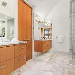 Holiday home Depot Luxury Townhome: Rooftop Hot Tub & Gondola Access *