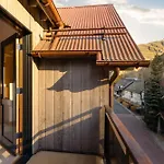 Depot Luxury Townhome: Rooftop Hot Tub & Gondola Access Holiday home