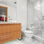 Depot Luxury Townhome: Rooftop Hot Tub & Gondola Access