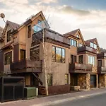 Luxury Townhome On Depot, 3 Mins Walk To Main St Gondola, Heated Garage, Private Roof Top Hot Tub, Townhouse