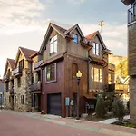 Luxury Townhome On Depot, 3 Mins Walk To Main St Gondola, Heated Garage, Private Roof Top Hot Tub, Townhouse