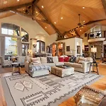 Luxury Retreat Hot Tub And Mountain View Holiday home *