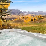 Luxury Retreat Hot Tub And Mountain View Holiday home