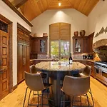 Holiday home Luxury Retreat Hot Tub And Mountain View