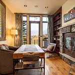 Luxury Retreat Hot Tub And Mountain View Holiday home *