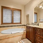 Holiday home Luxury Retreat Hot Tub And Mountain View *