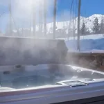 Holiday home Ski-in Ski-out 4br W- Deck, Hot Tub, & Crib