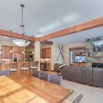 Ski-In Ski-Out 4Br W- Deck, Hot Tub, & Crib