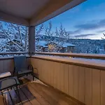 Ski In Ski Out Condo With Hot Tub And Mountain View