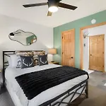 Riverfront, Blocks To - Mtn Views, Hot Tub At Viking 217 Apartment