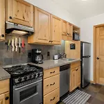 Riverfront, Blocks To - Mtn Views, Hot Tub At Viking 217 Apartment *