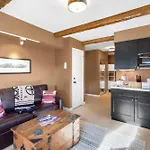 Ski Trip Value! Walk Everywhere, Hot Tub, Top Floor Condo