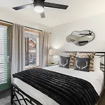 Apartment Riverfront, Blocks To - Mtn Views, Hot Tub At Viking 217