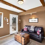 Ski Trip Value! Walk Everywhere, Hot Tub, Top Floor Condo