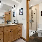 Riverfront, Blocks To - Mtn Views, Hot Tub At Viking 217 Apartment