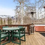 Russell Home By Avantstay Expansive Deck Stunning Views Hot Tub