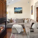 Walk To Festivals! Windows, Fireplace, Hot Tub Condo