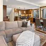 Walk To Festivals! Windows, Fireplace, Hot Tub Condo