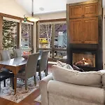 Walk To Festivals! Windows, Fireplace, Hot Tub Condo