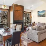 Walk To Festivals! Windows, Fireplace, Hot Tub Condo