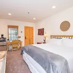 Bear Creek Lodge 108B Hotel Room