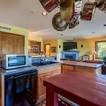 Outlaws Hideaway Apartment