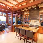 Cabin On The Ridge Holiday Home