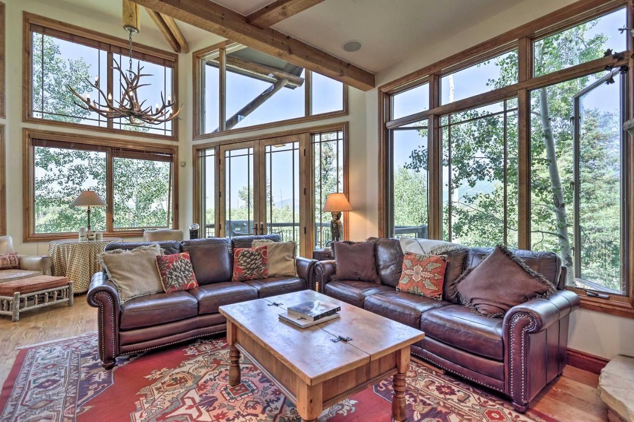 Upscale Ski-in/ski-out Escape W/ Deck + Grill *