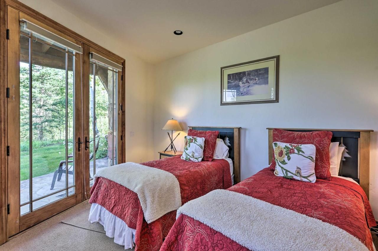 Upscale Ski-in/ski-out Escape W/ Deck + Grill Holiday home
