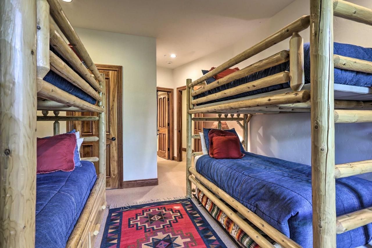 Upscale Ski-in/ski-out Escape W/ Deck + Grill Holiday home